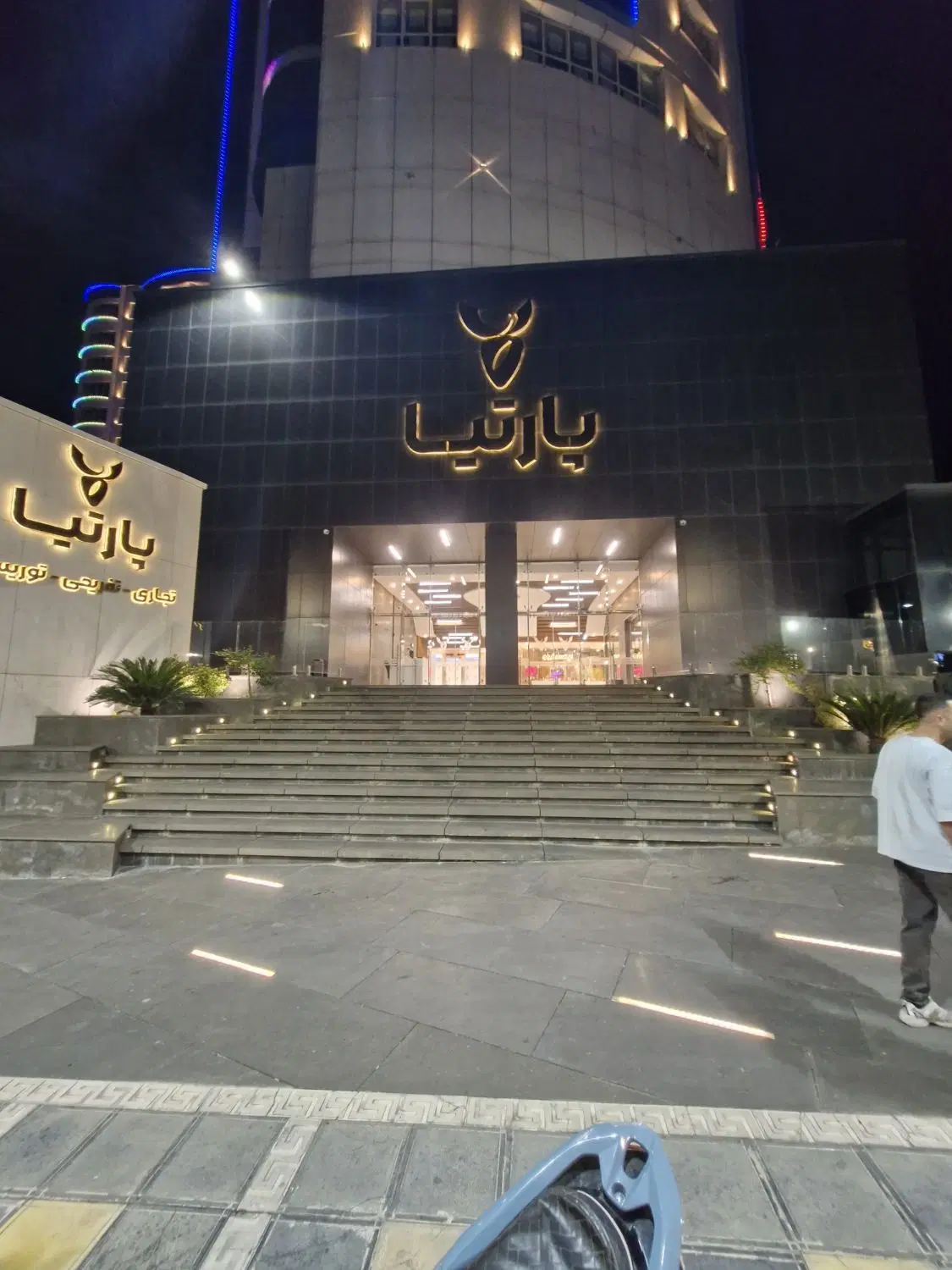 اجاره کافه رستوران در مرکز خرید پارتیا