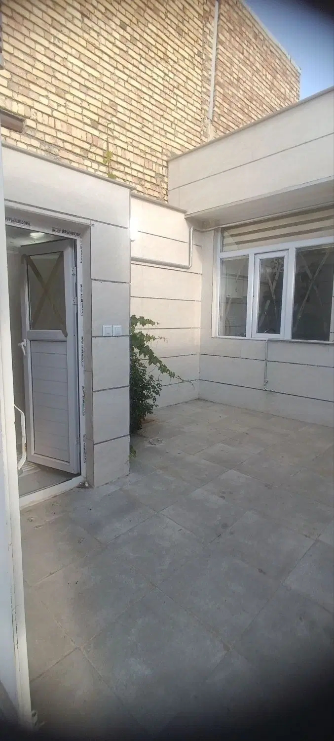 حیاط مسکونی