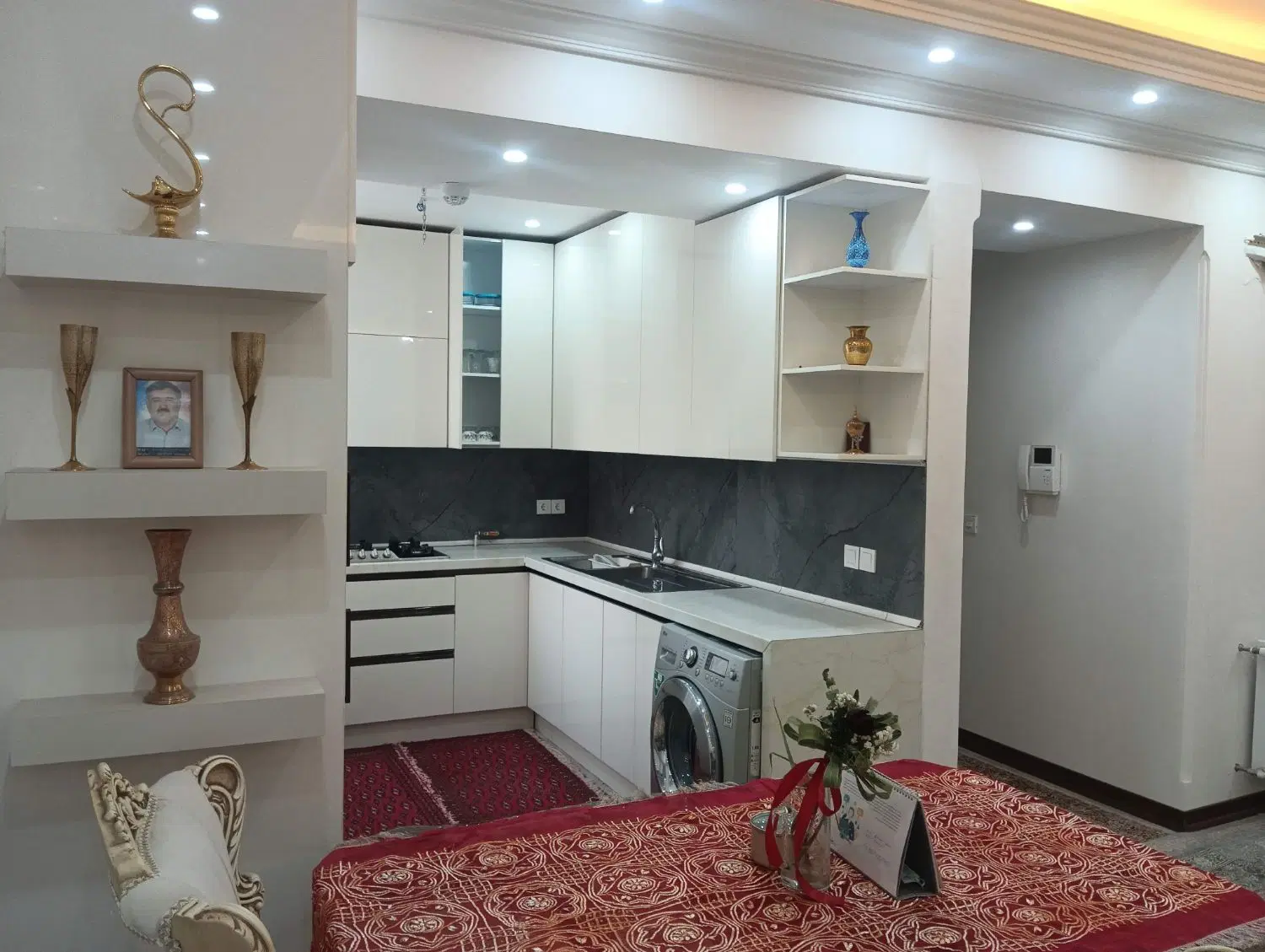 فروش آپارتمان دو خوابه با پارکینگ و انباری