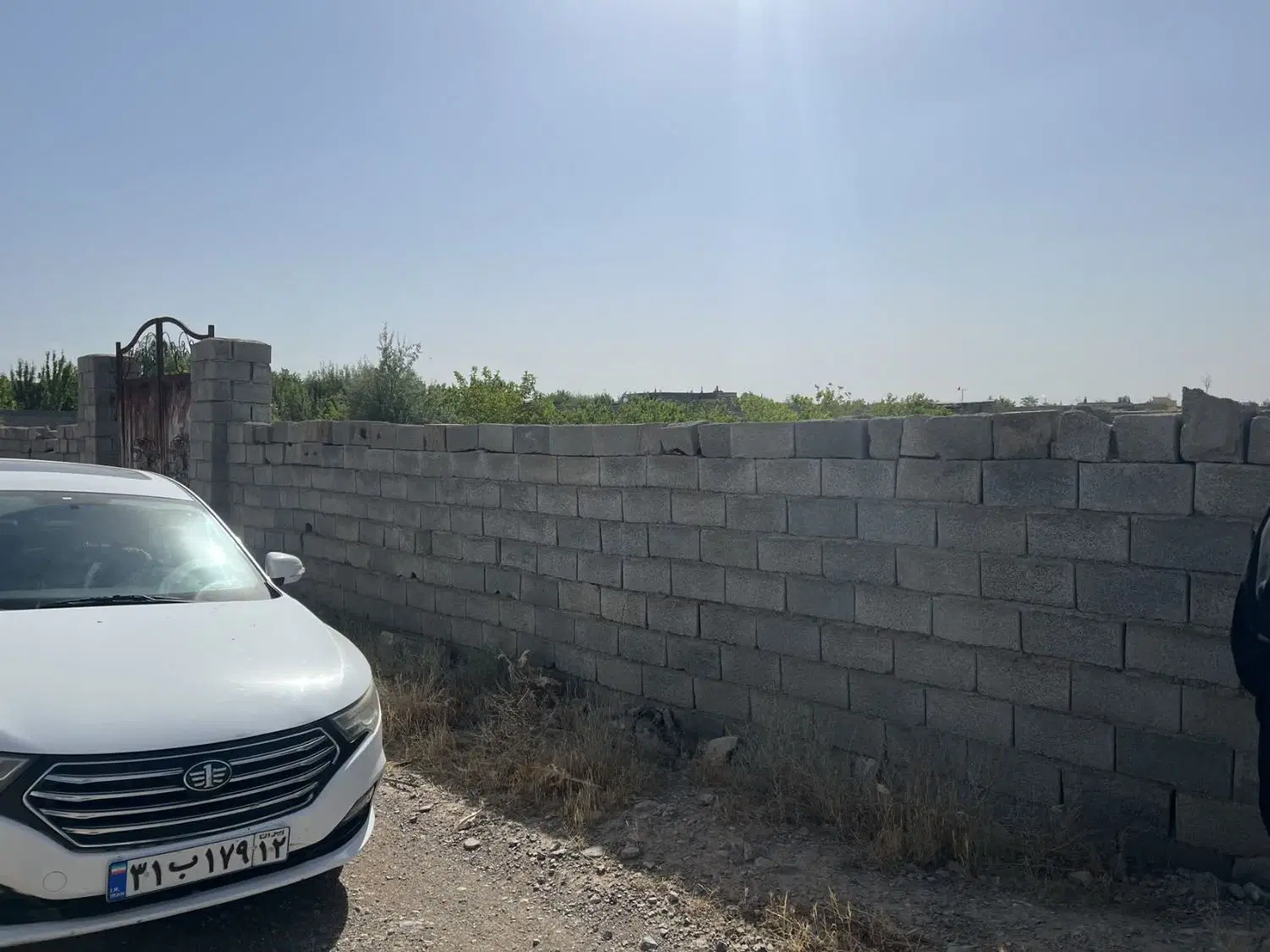زمین دور دیوار.۱۲۰۰ متر .در بزرگ باغی