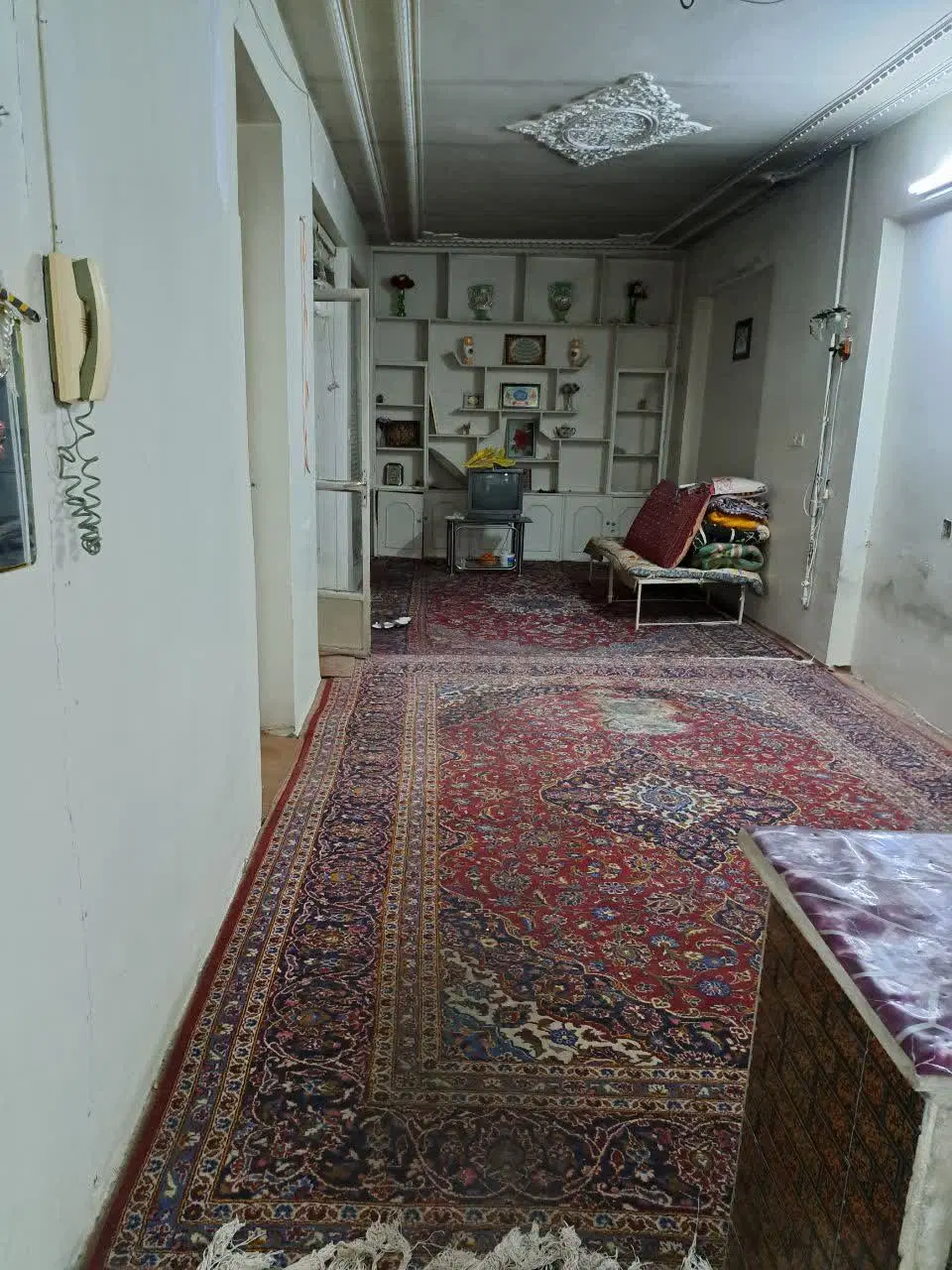 منزل ویلایی قدیمی در به حیاط