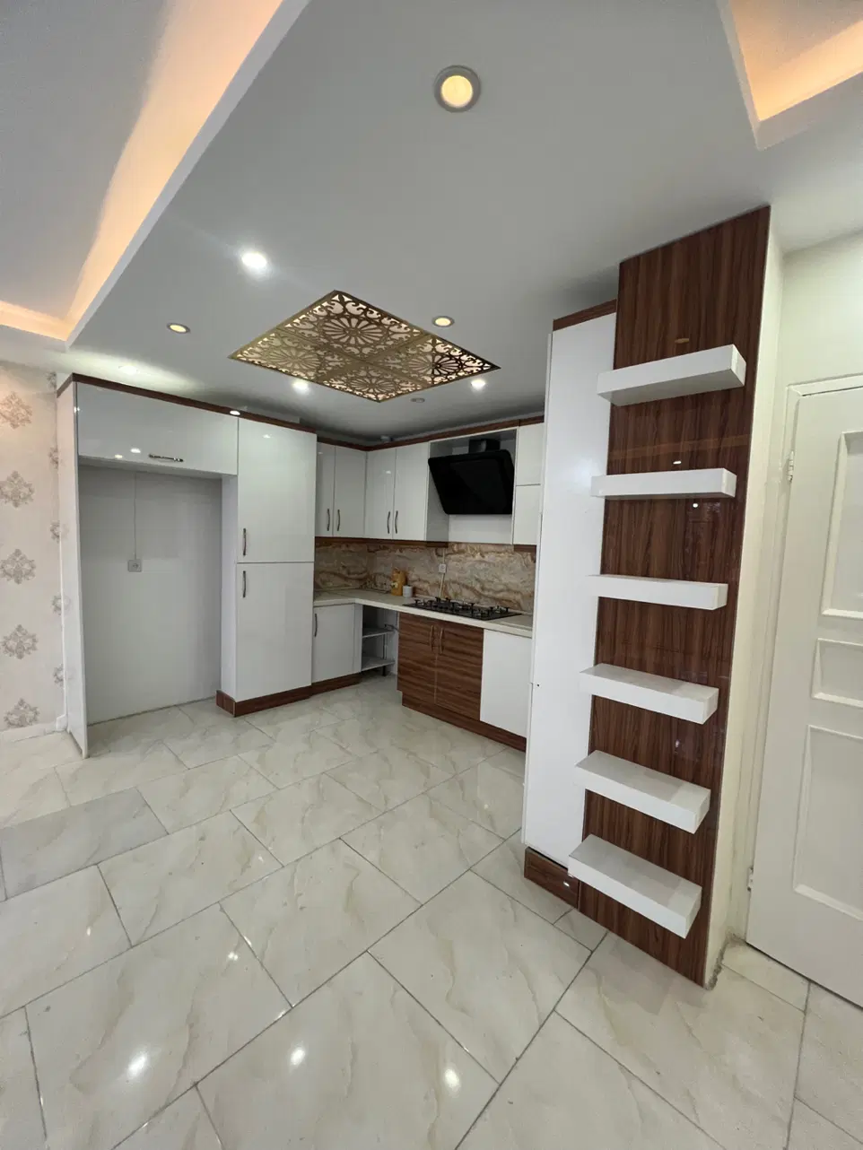 ۸۵متر سندتکبرگ_ط اول_۲۵متر حیاط خلوت