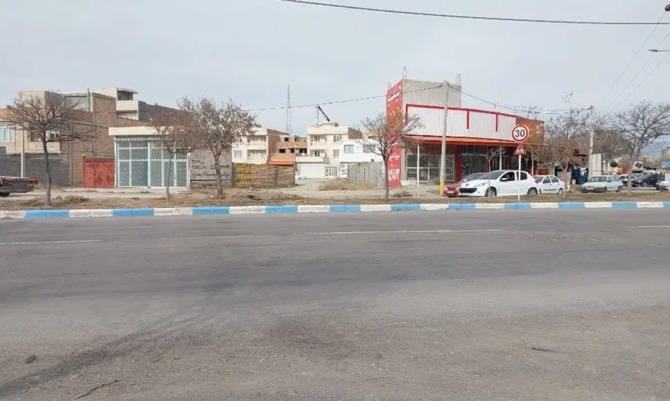 میدان کوهنورد ۳۸۱ متر زمین ۱۵۰ متر تجاری