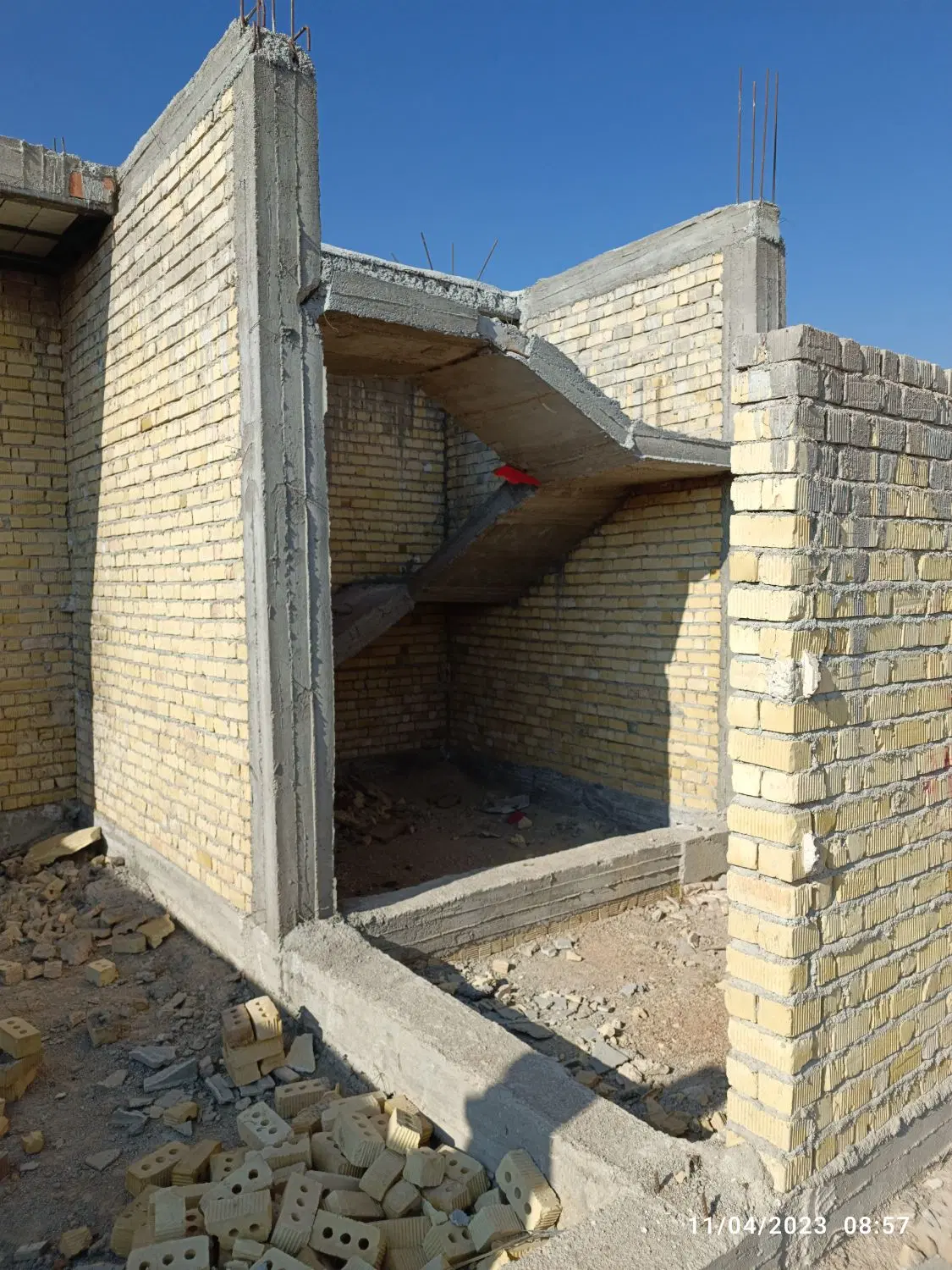 اسکلت نوساز در شاپورجان