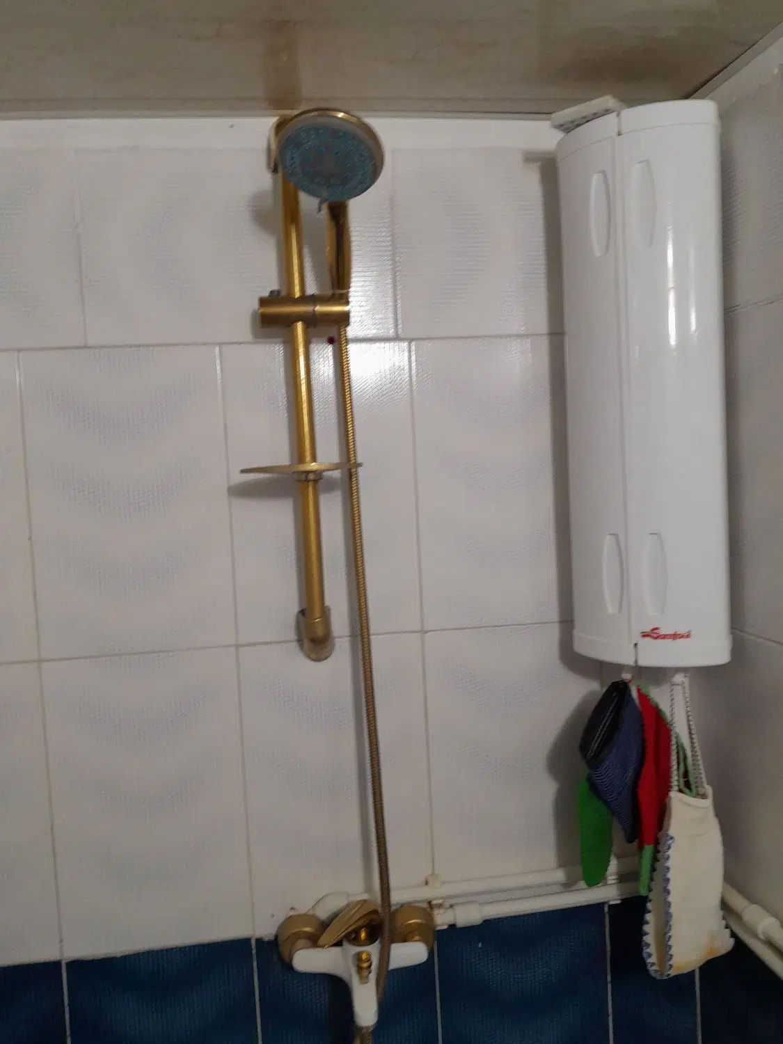 یک باب ساختمان سه طبقه طبقه اول یک خوابه