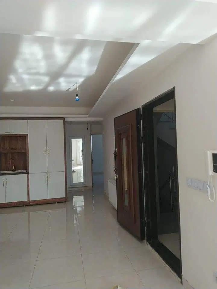 حیاط مسکونی دوطبقه کوی فیروز کوی ابوریحان