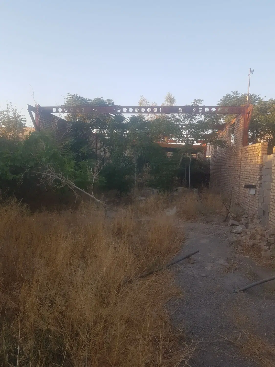 حدود ۴۰۰ متر زمین بلوار جانبازان کاشمر