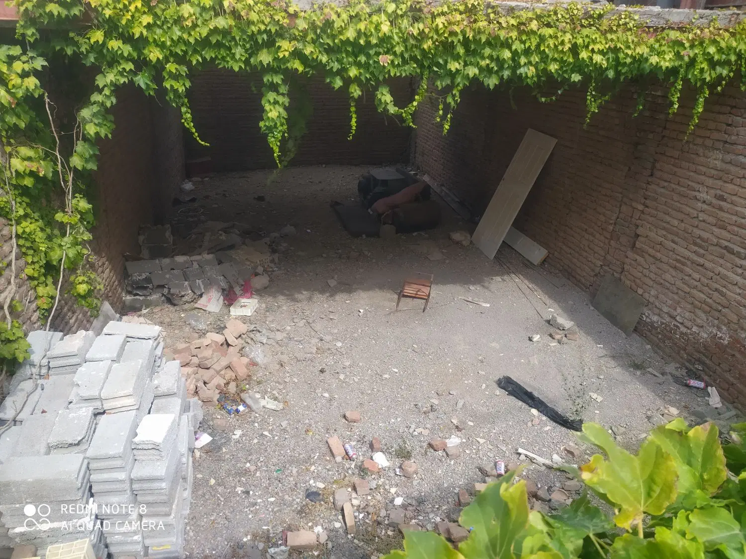 یک قطعه زمین ۱۰۰ متری