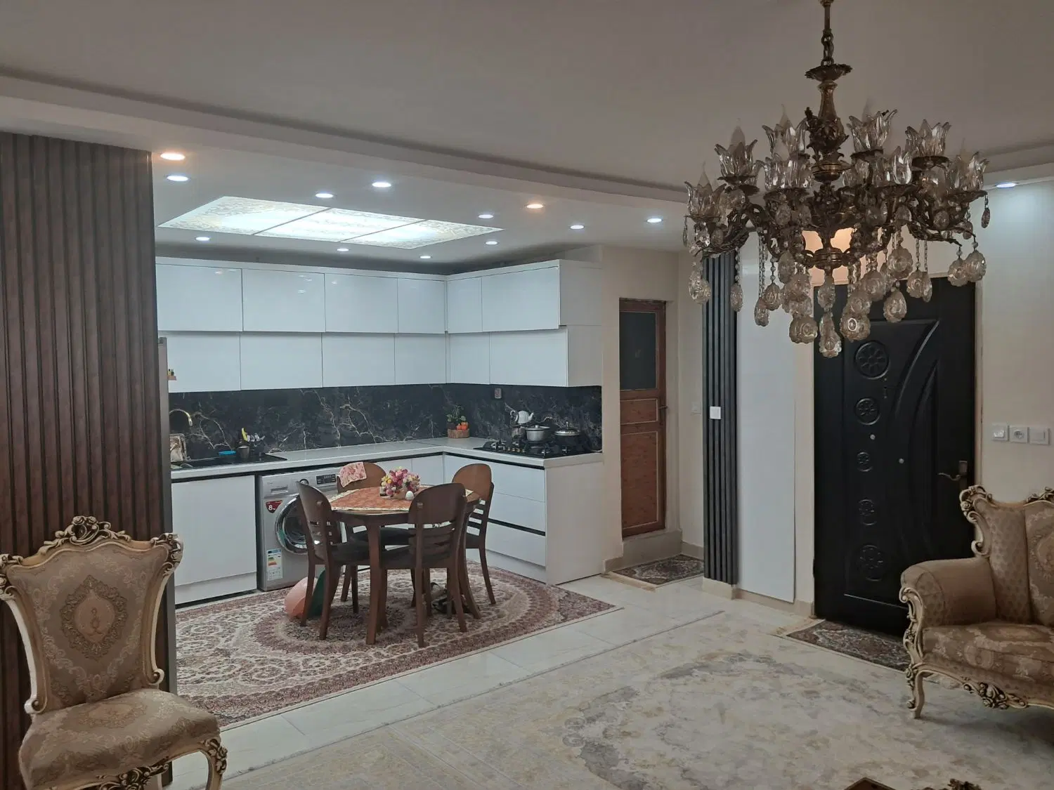 واحد ۸۳ متری،بازسازی کامل،دونبش رو به خیابان