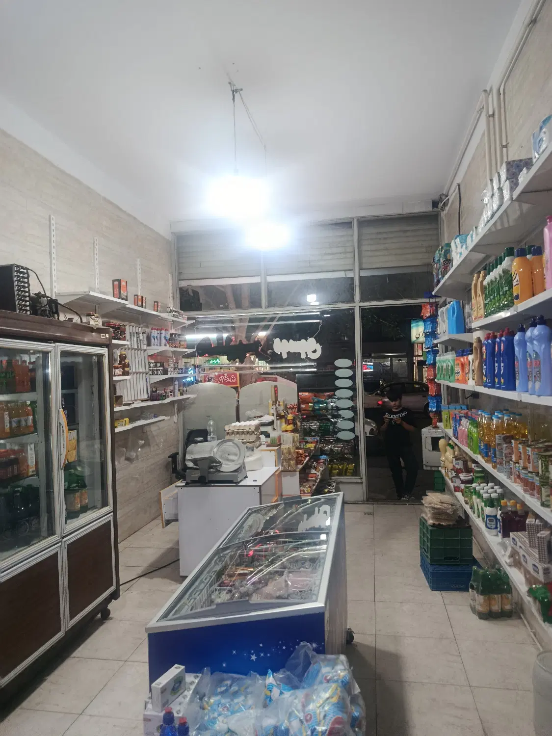 مغازه حدودا 40 متر