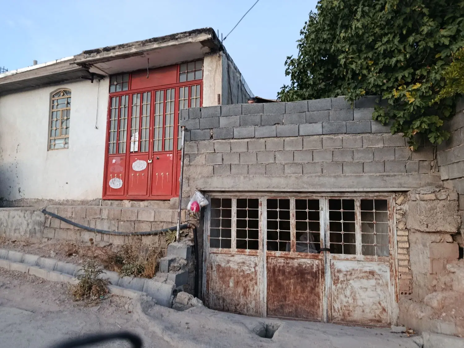 خونه ۲۴۰متر دو حیاط خیابان ۱۲متری تجاری