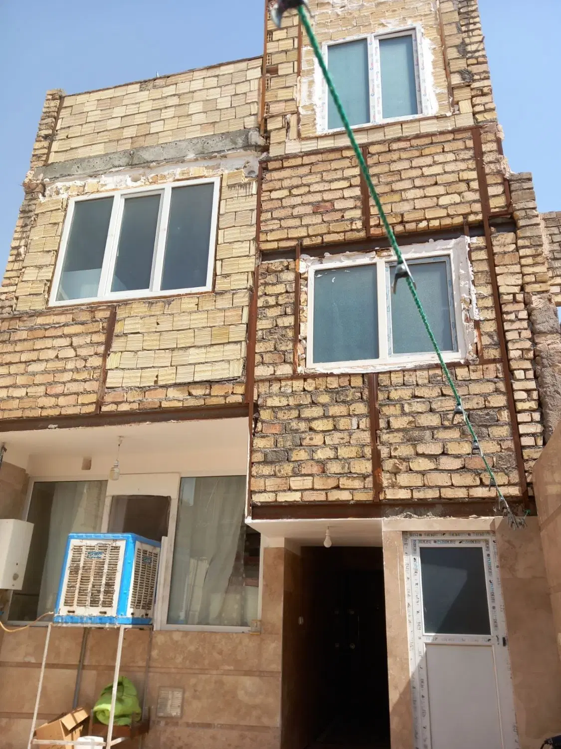 خانه دوطبقه هم کف وطبقه بالا