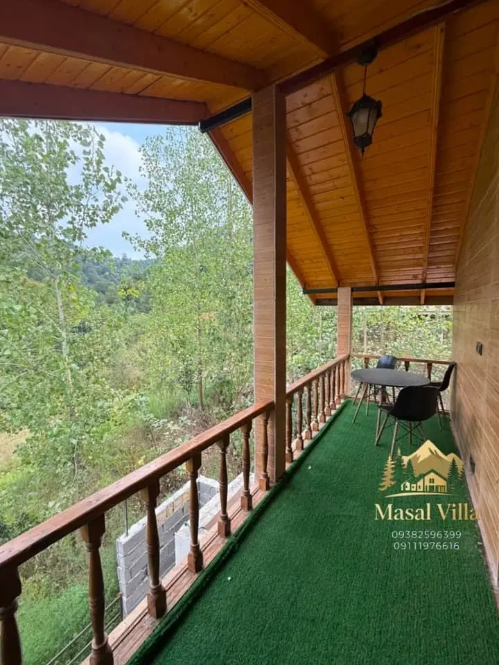کلبه چوبی استخر دار در دل جنگل