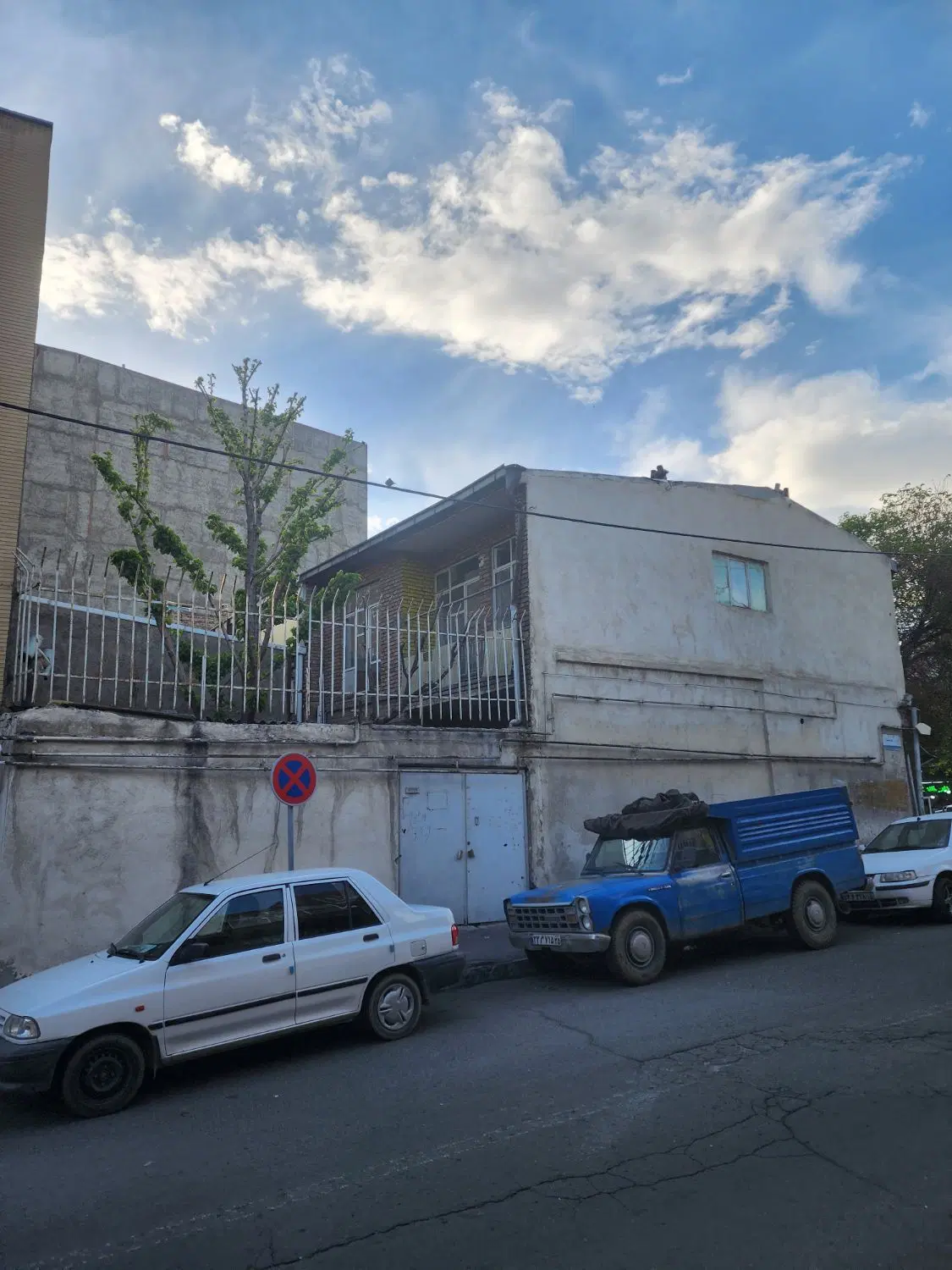 حیاط فروشی در خیابان عباسی بر خیابان اصلی