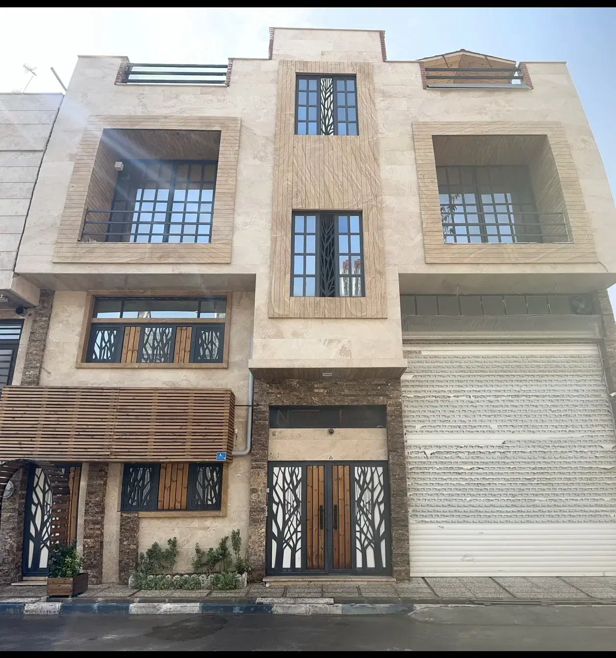 کارگاه لاکچری با واحدمسکونی وروف گاردن نزدیک تهران