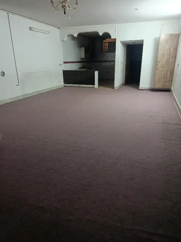 یک باب منزل طبقه کف ماشین رو