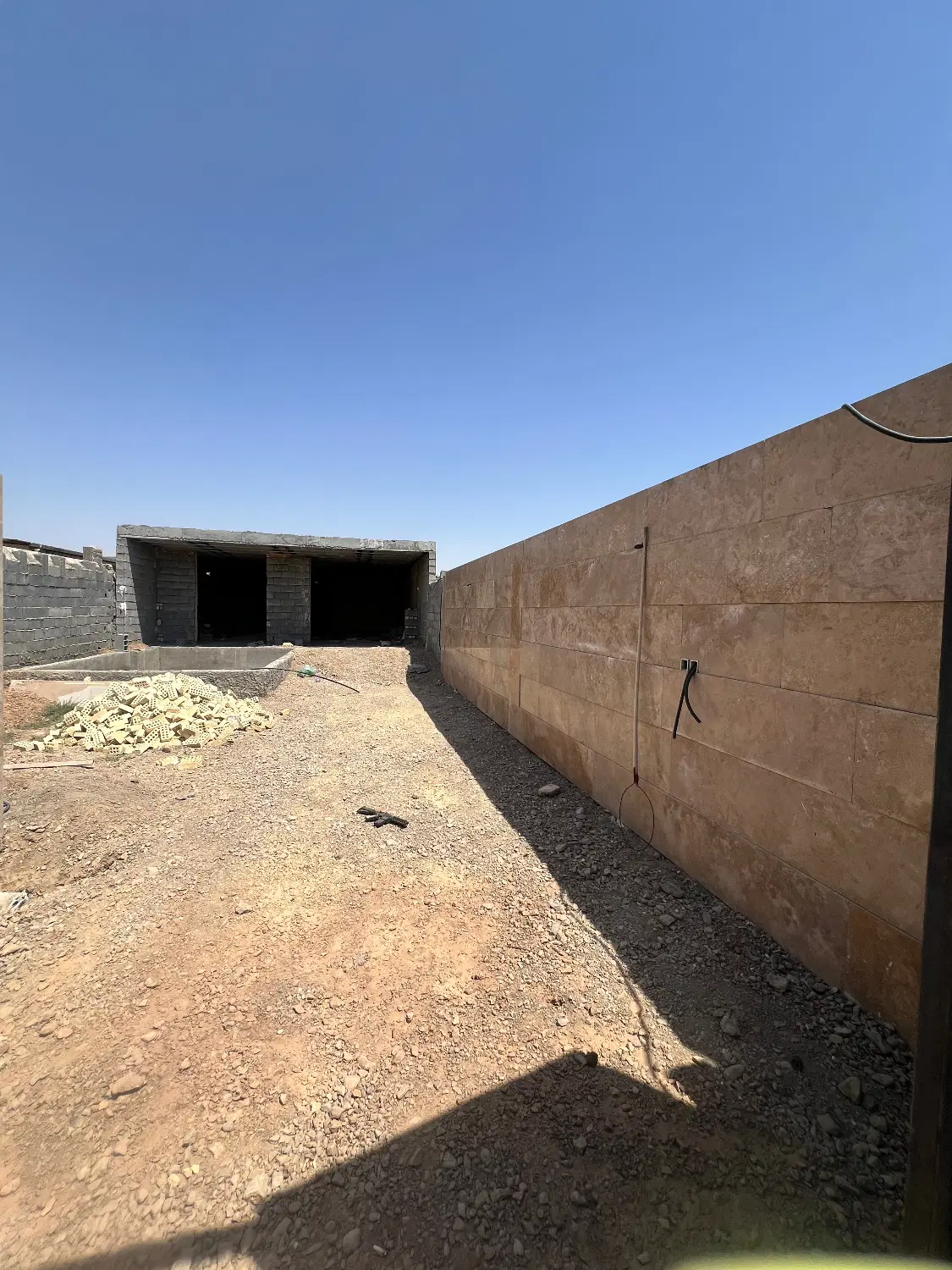 خونه باغ سفت کاری شده