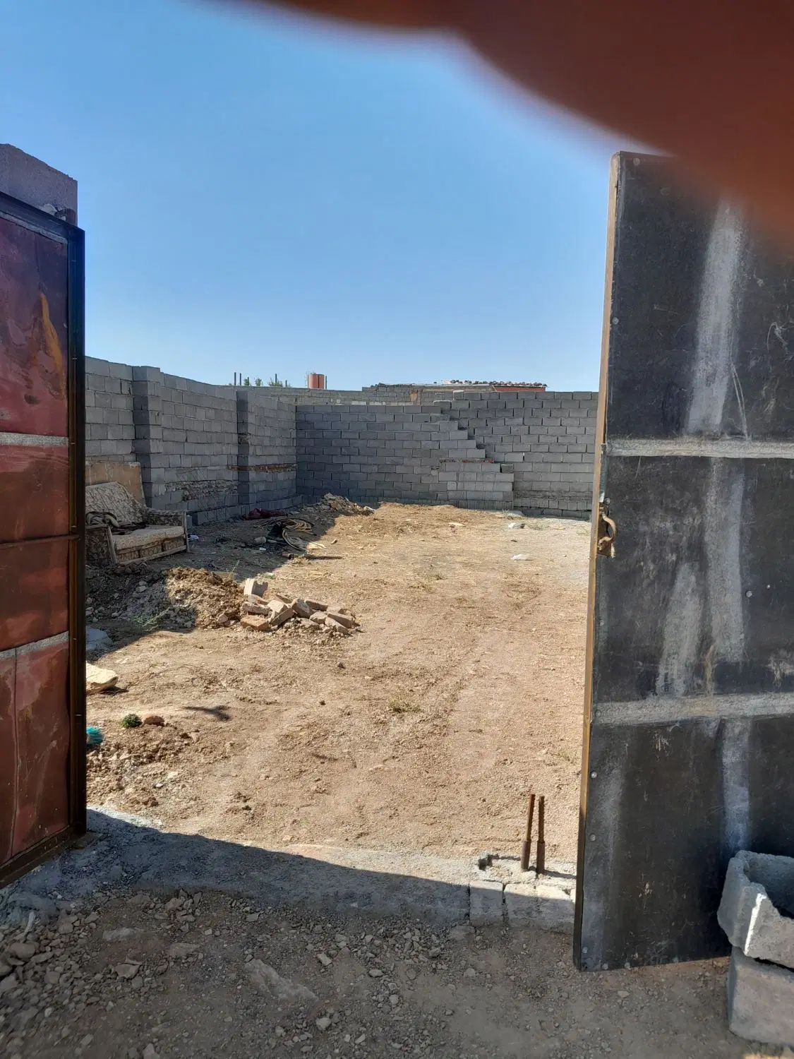 زمین چهار دیواری
