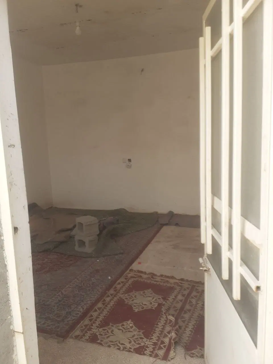 زمین چهار دیواری(داخل بافت مسکونی)