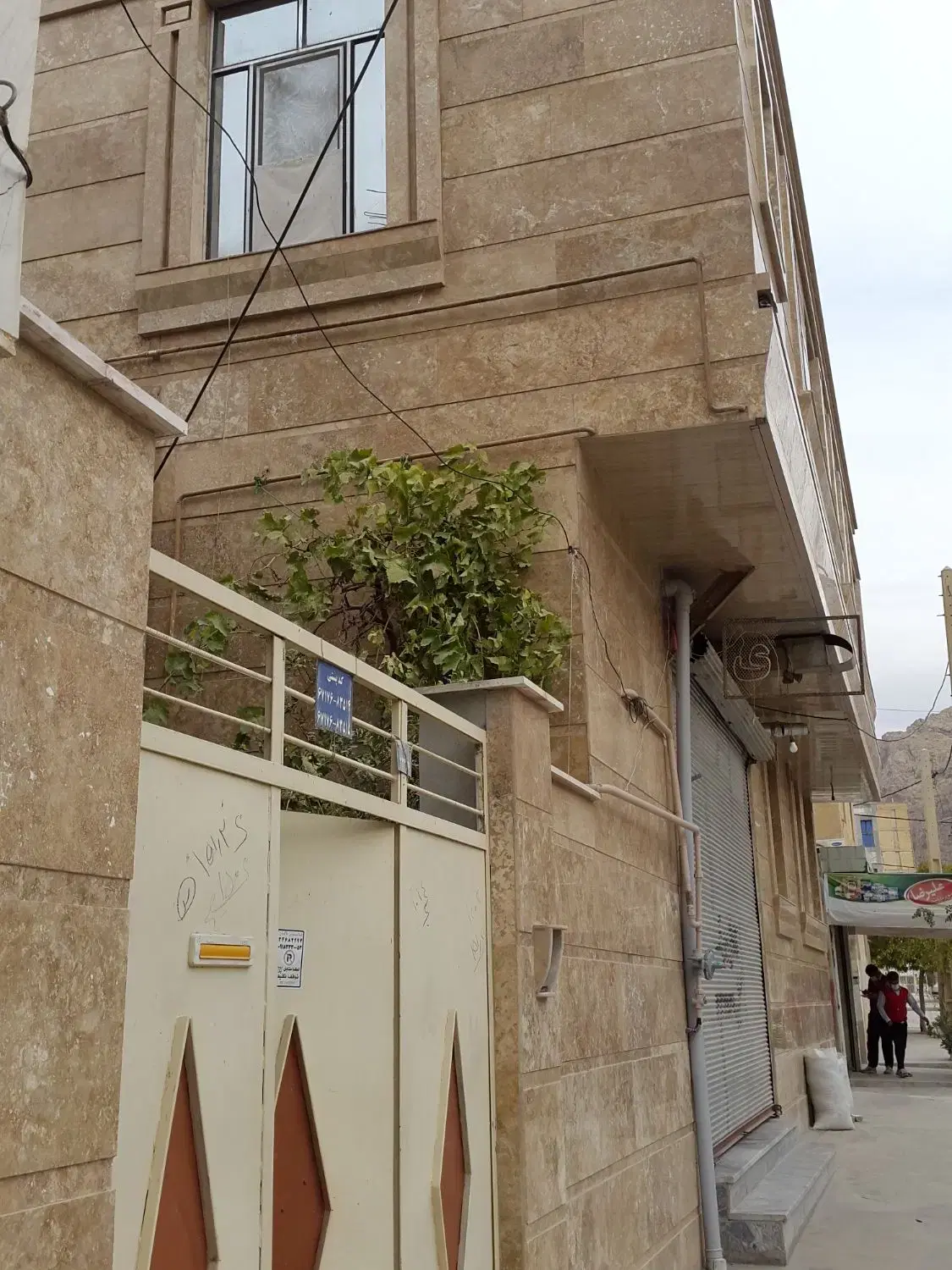 خانه ویلایی ۲ طبقه با مغازه تجاری در ظفر