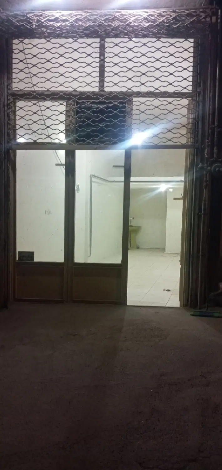 مغازه ۲۵ متر برق گاز اب سرویس بهداشتی با لکن