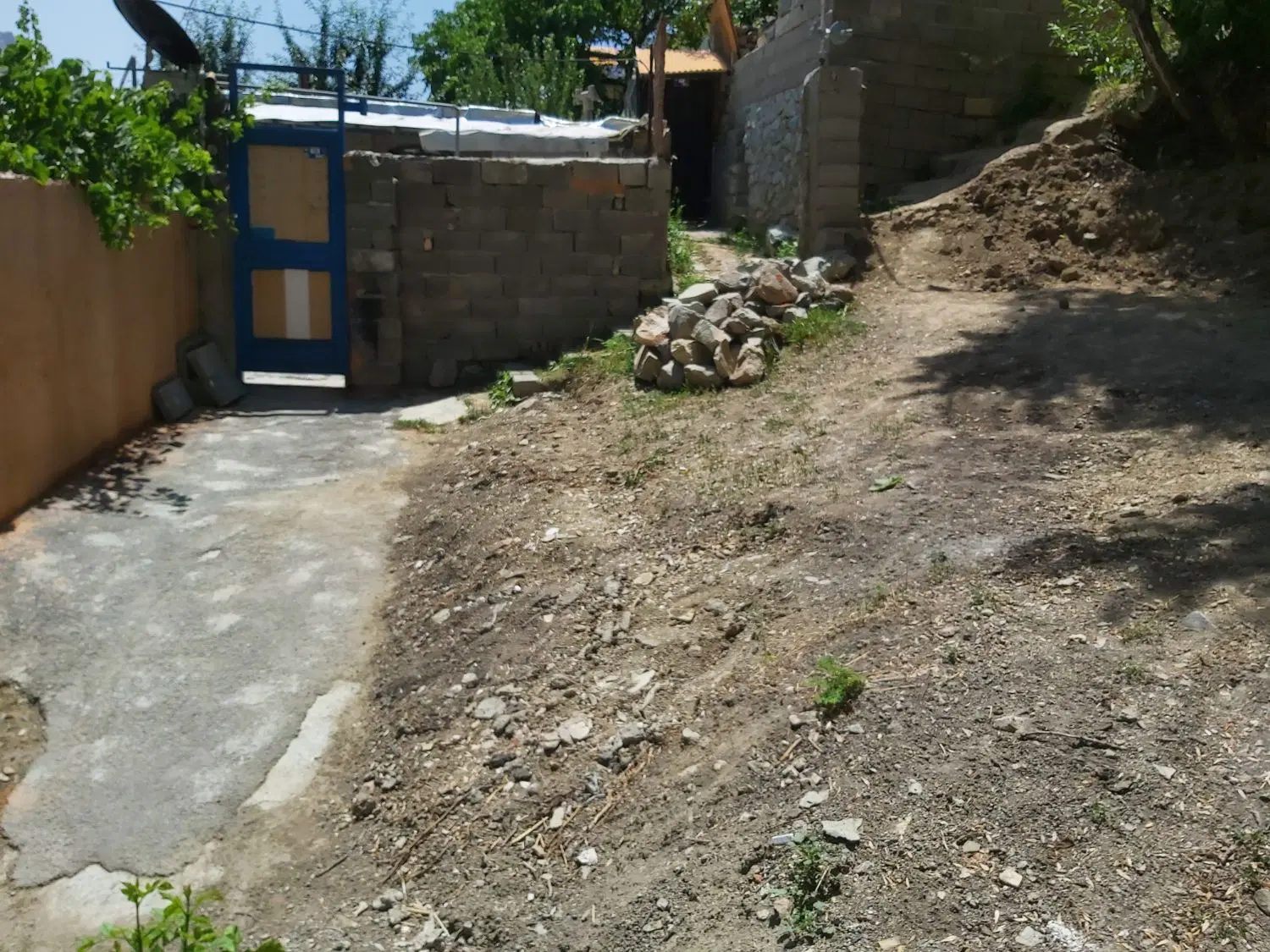 زمین جاده چالوس وسط بافت روستای توریستی لیلستان