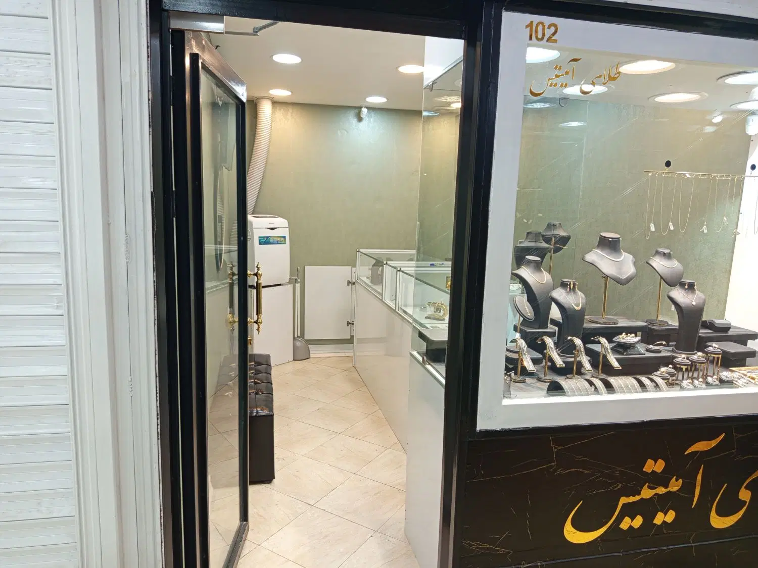 فروش یک باب مغازه طلافروشی