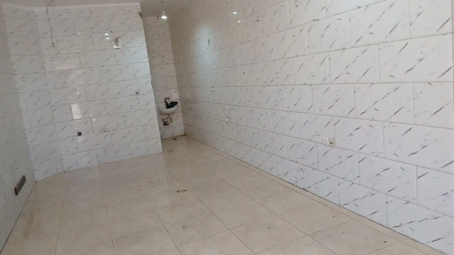 مغازه فروشی کوروش فاز سه انتهای خیابان 9 چپ