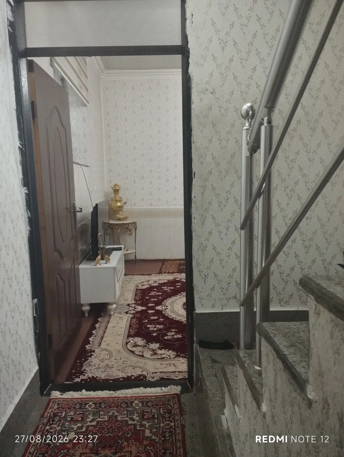 حیاط دو طبقه