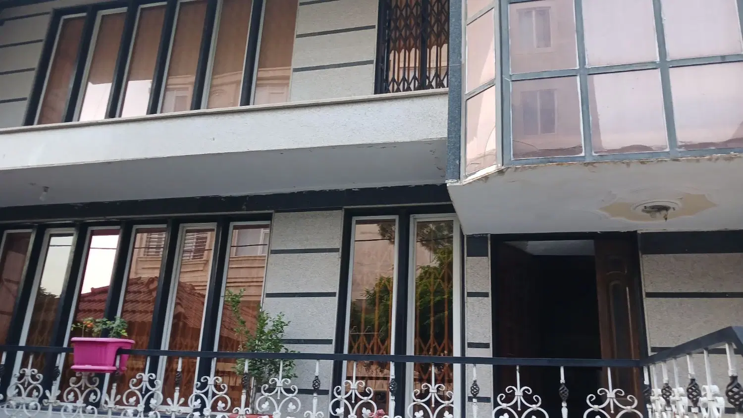 ۱۳۰ متر ۲ خواب واحد تمیز  خ۲۲بهمن جنوبی