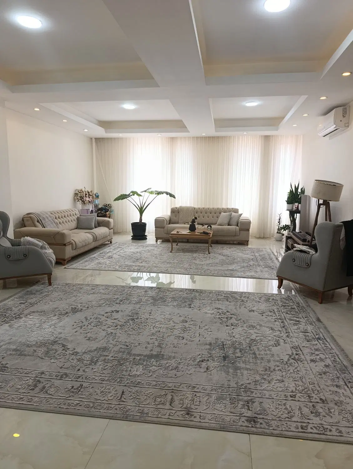 ۱۱۰ متر_ رو به نما_ شیک و دلباز _ کم واحد