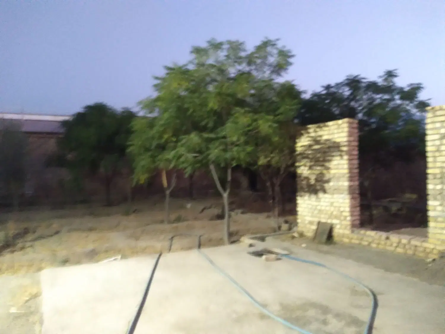 زمین چهاردیواری ۵۵۰متری