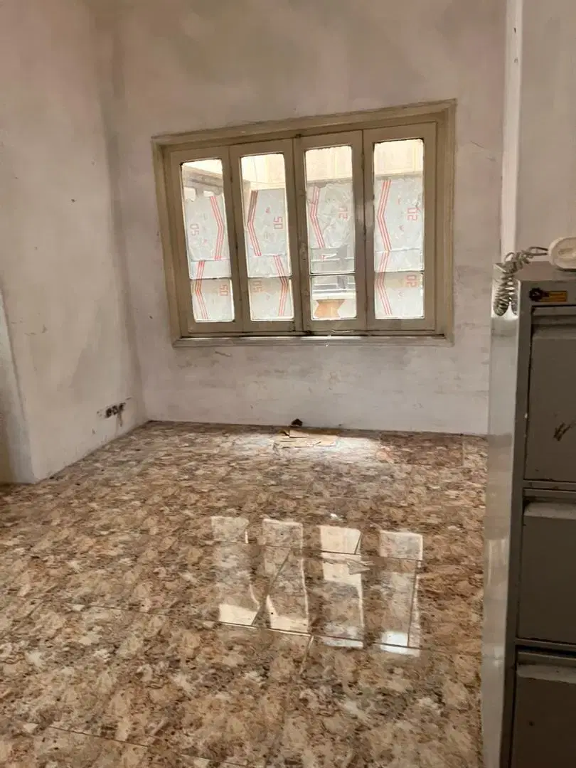 یک واحد 200متری تجاری