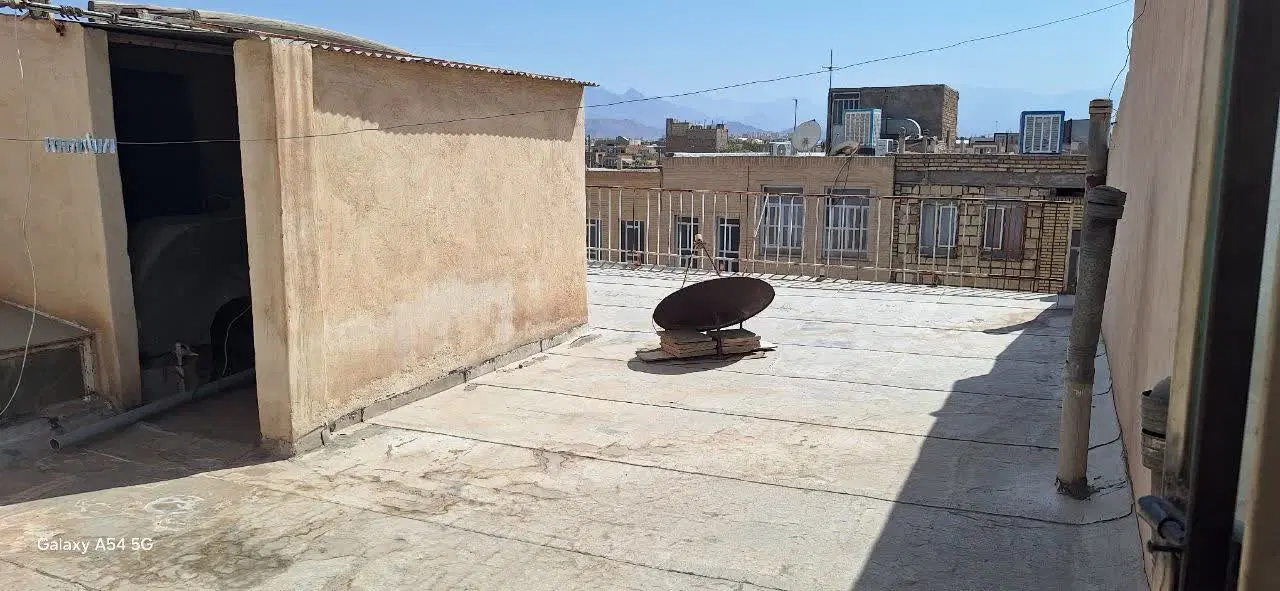 سوئیت45 متری طبقه دوم منزل لب خیابان اصلی