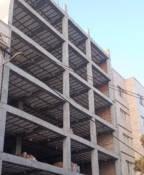 ملک سه طبقه بر خیابان