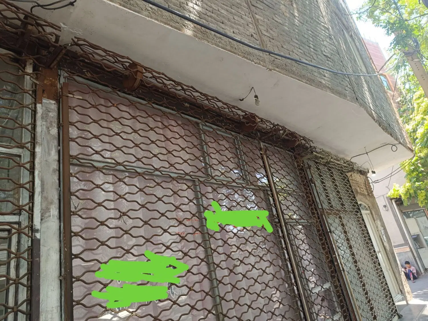 ۱۲  متر مغازه بر خیابان پاسداران لاله های سرخ