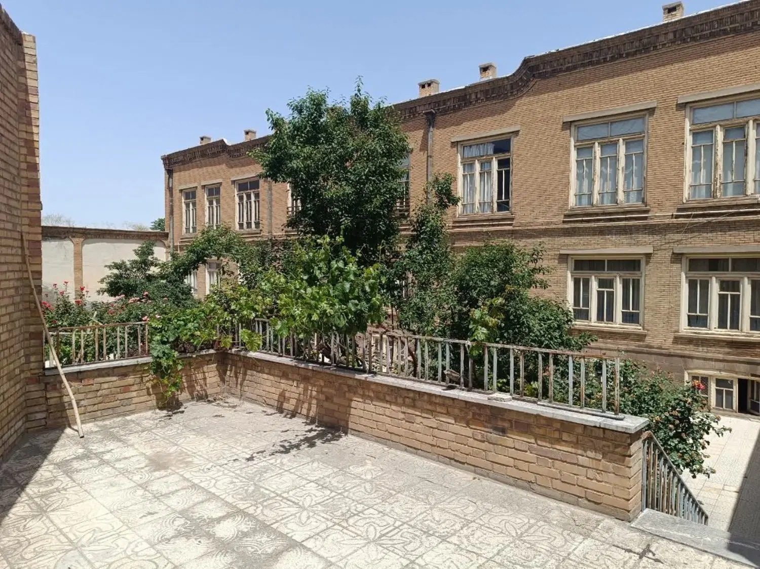 فروش حیاط۳طبقه قدمت دار قابل نشیمن