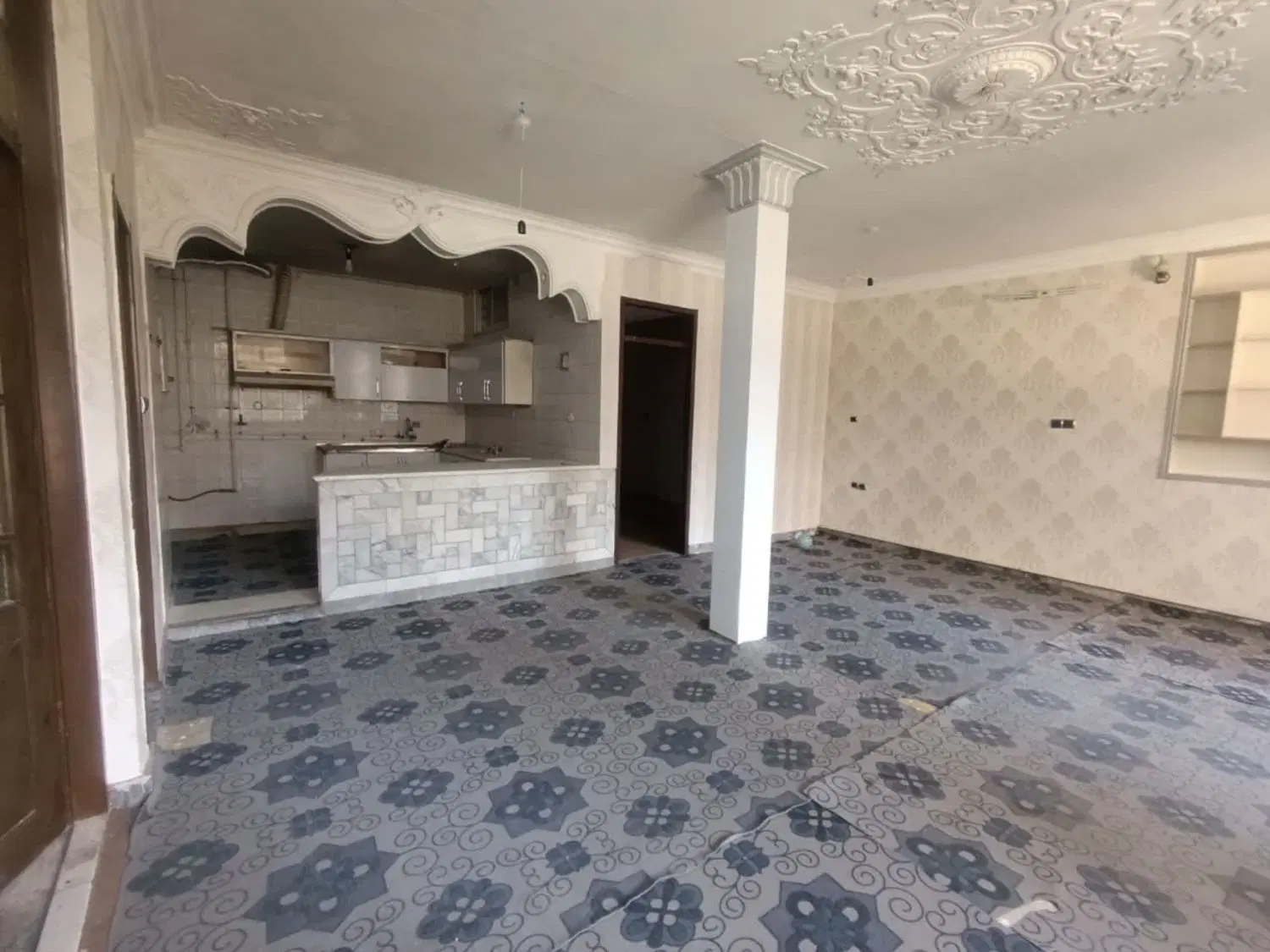 آپارتمان با حیاط بزرگ و پارکینگ اختصاصی