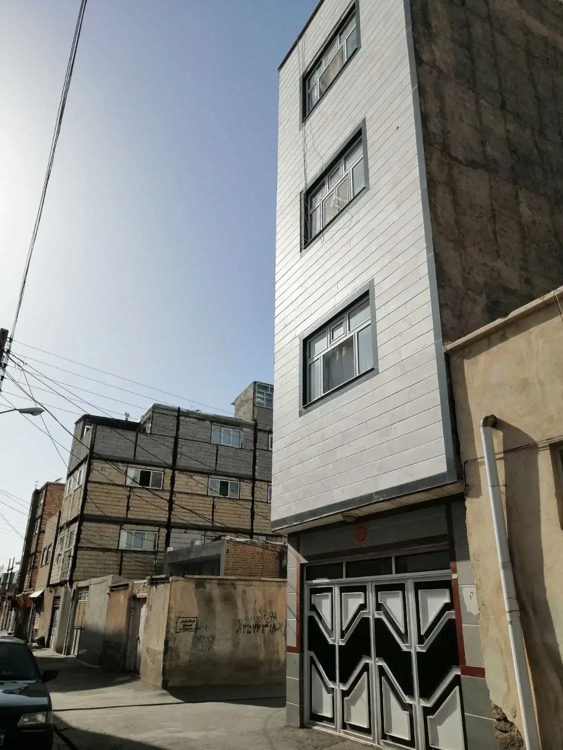 ملک دو نبش ۳ طبقه با سند تک برگ مناسب ۳ خانواده