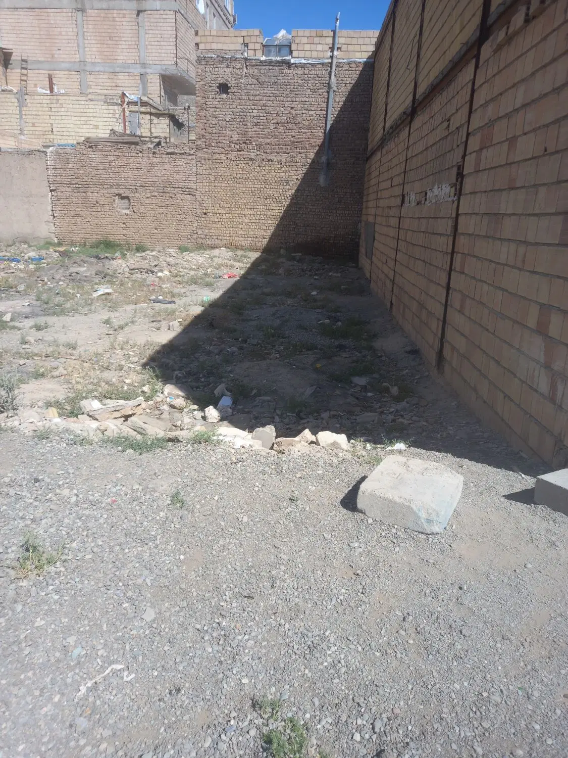 فروش یک قطعه زمین به مساحت ۱۲۰متر