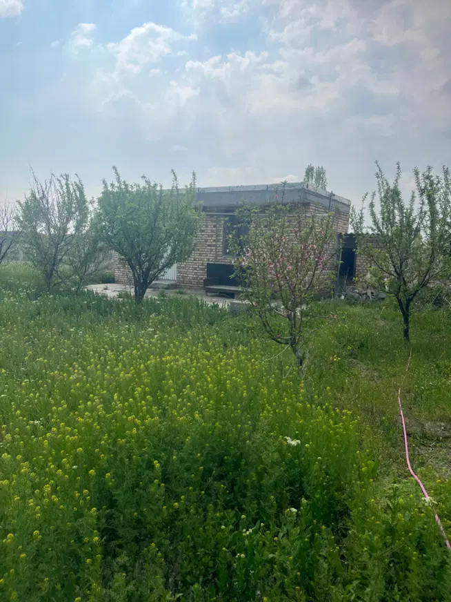باغچه با ساختمان و امکانات