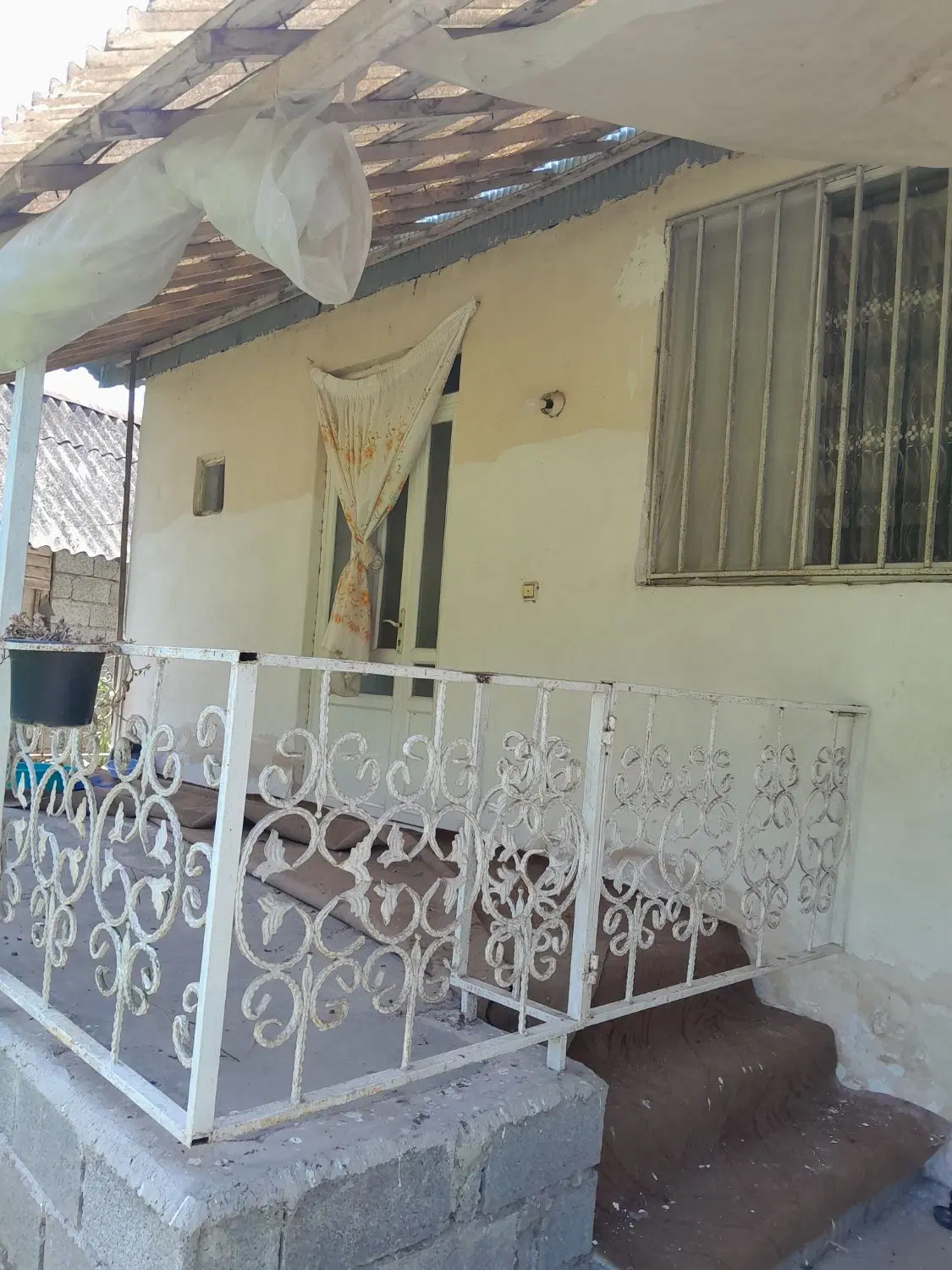 خانه مسکونی. متراژ657متر سنددار قابل سکونت