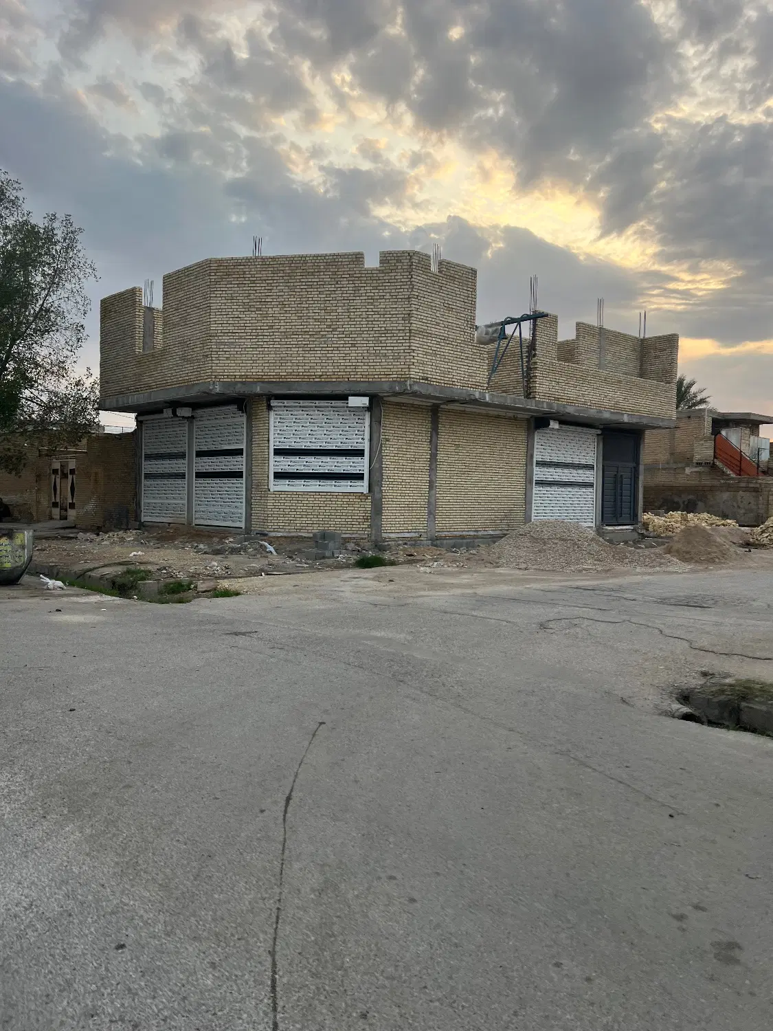 ساختمان تجاری مسکونی دو‌نبش
