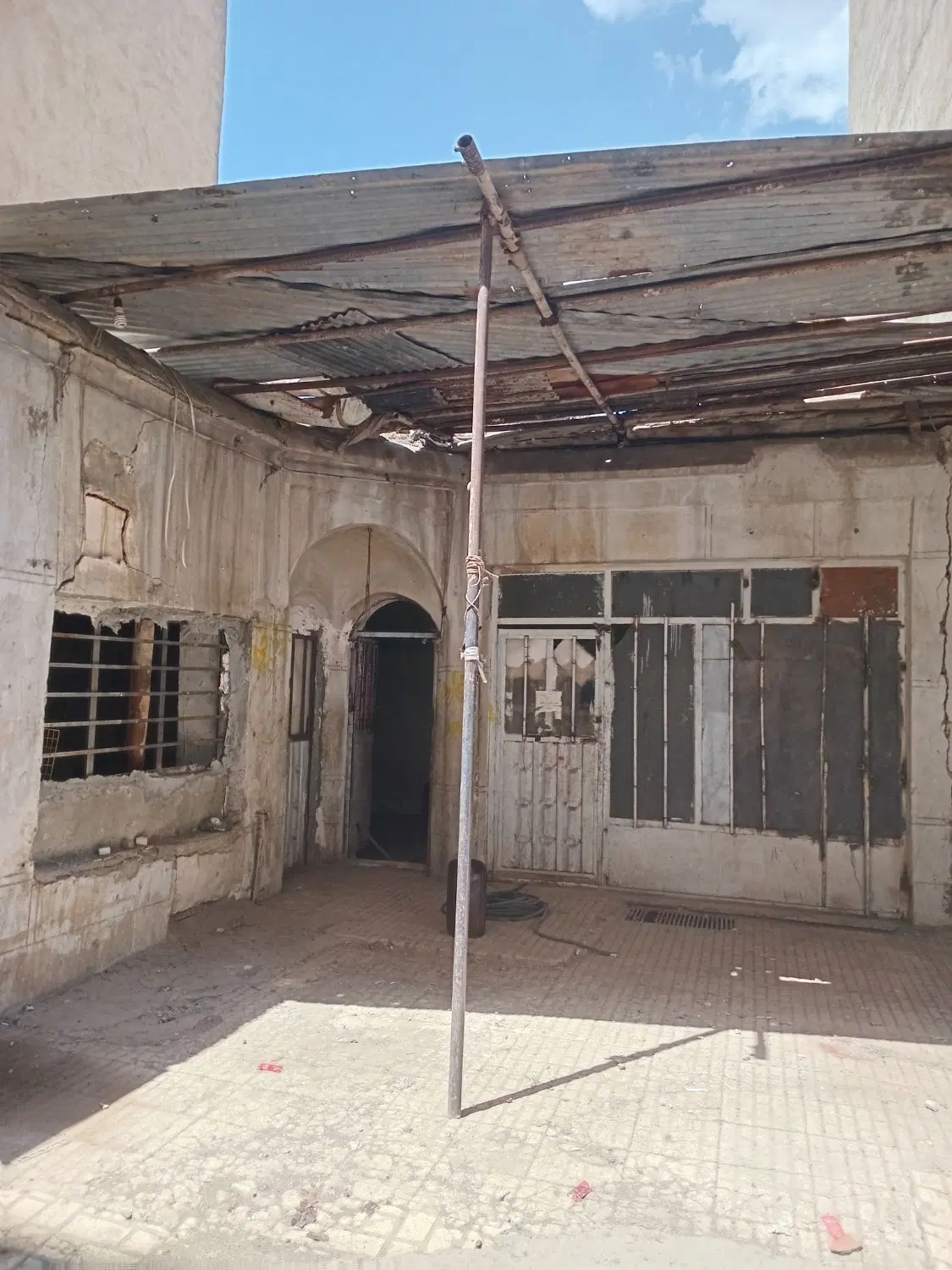 خانه کلنگی مناسب انبار یا اتاق کارگری