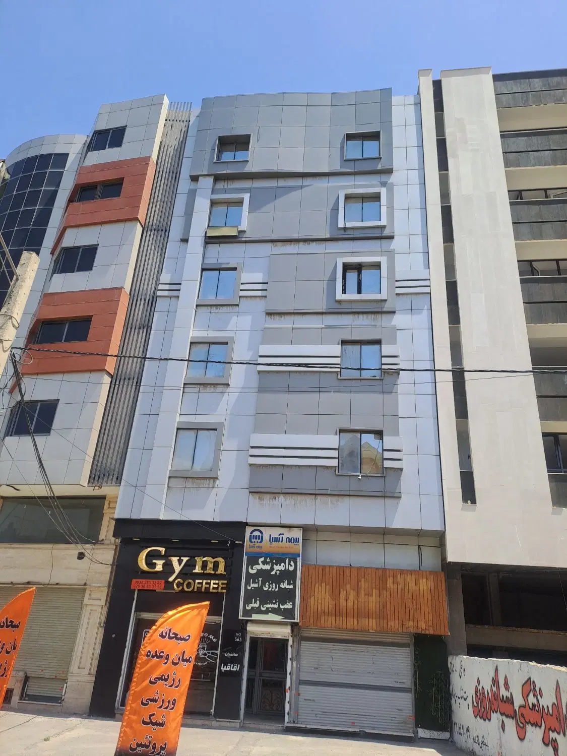 مغازه بر کانال غربی