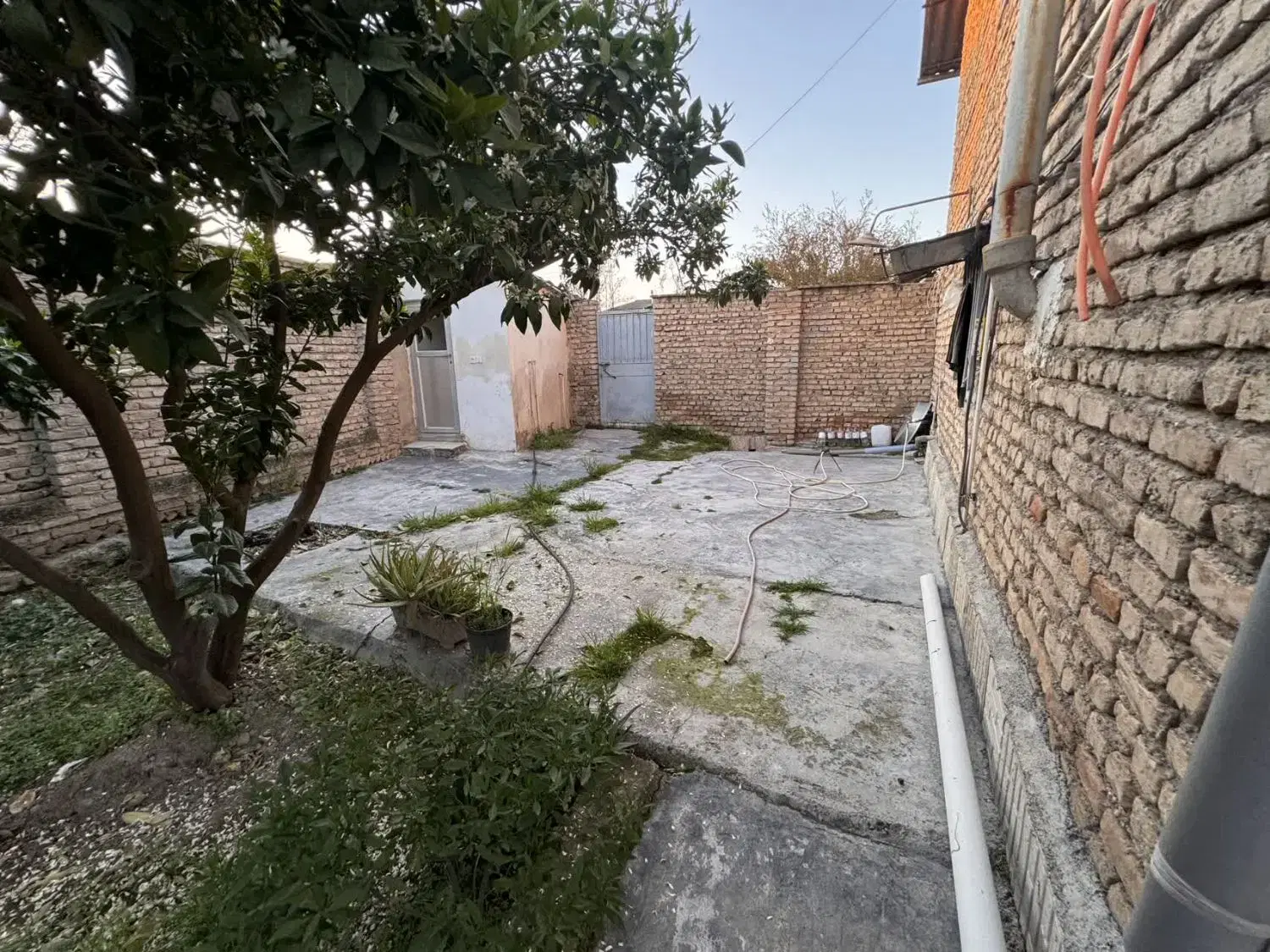 630متر زمین با خانه ویلای دوتا مغازه