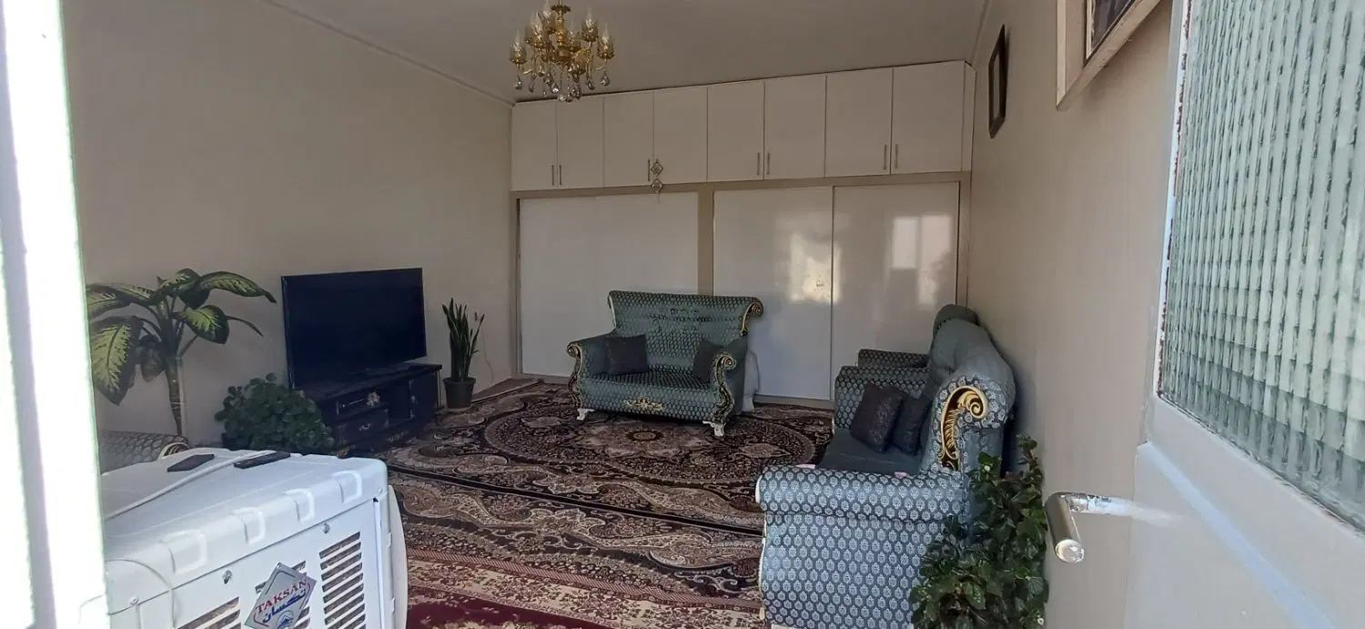 خانه حیاط دار دو طبقه