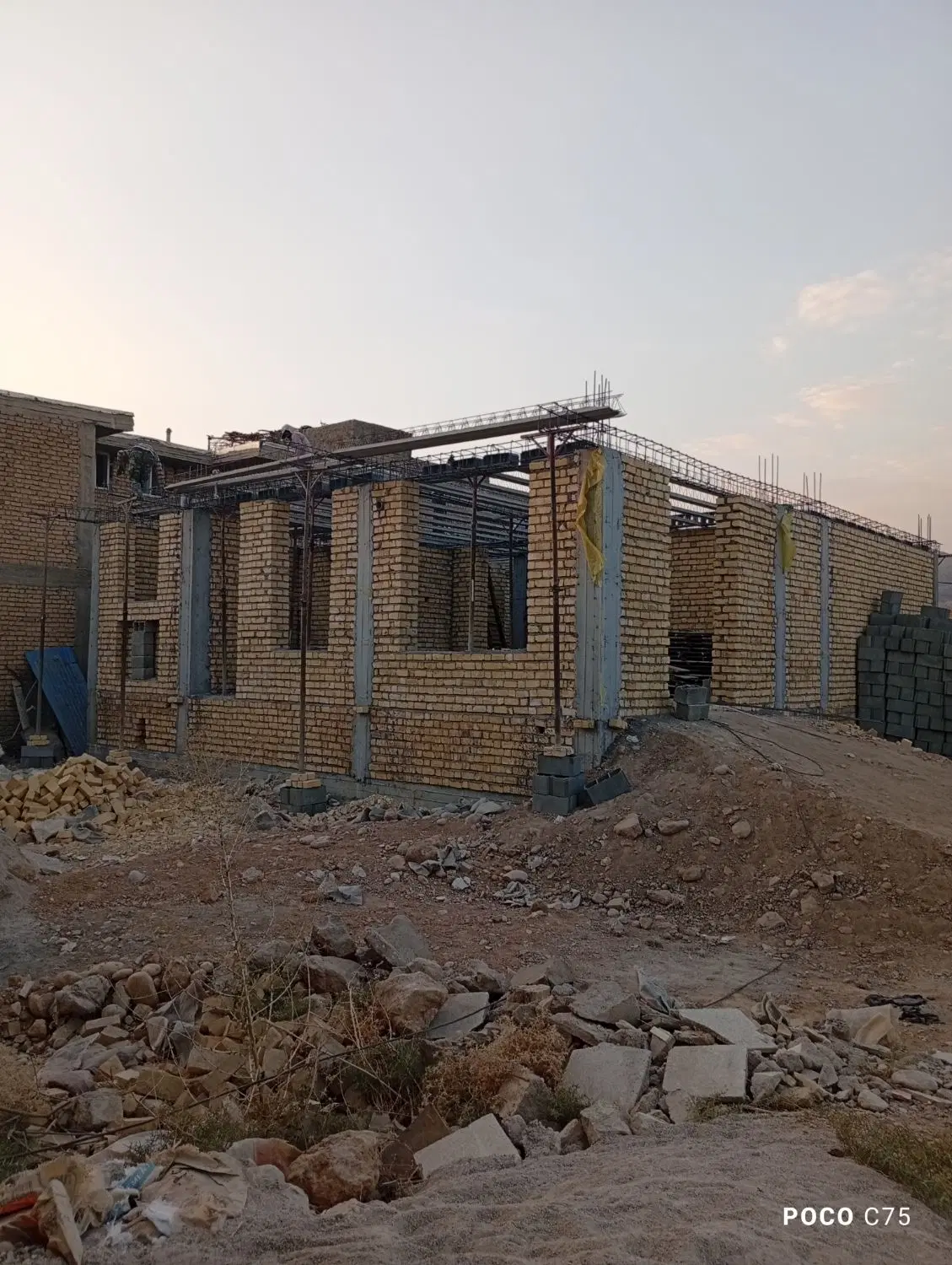 خانه نیمه ساخته دوراهی
