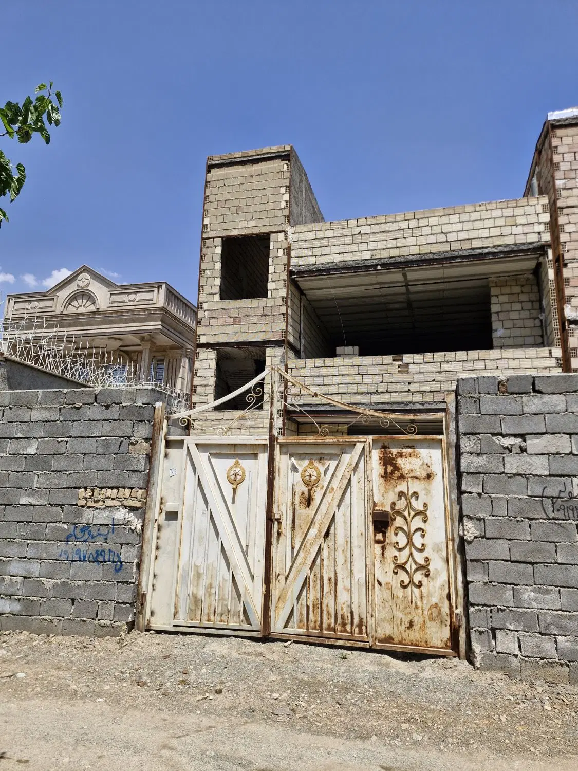 خانه نیمه کاره دو طبقه
