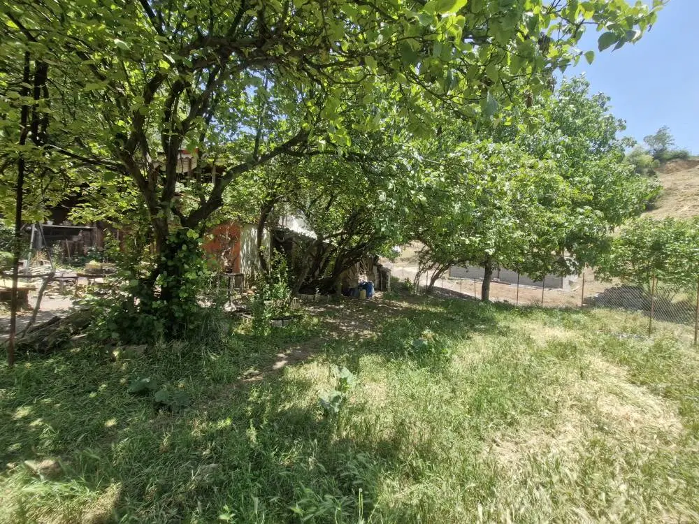زمین ۱۳۶۰ متری با خانه روستایی دوطبقه
